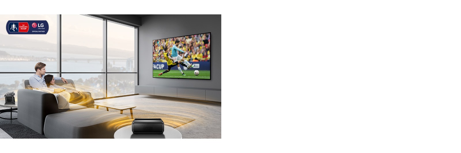 رجل وامرأة يشاهدان لعبة رياضية على شاشة التلفزيون في غرفة المعيشة مع مكبرات صوت خلفية بلوتوث