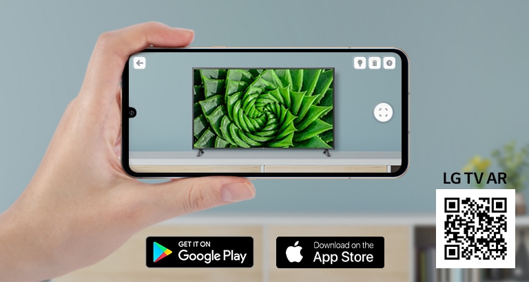 أحد الأشخاص يستخدم تطبيق TV AR من إل جي على الهاتف مع رمز الاستجابة السريعة الذي يربط التطبيق(http://www.lgtvism.com/lgtvar)
