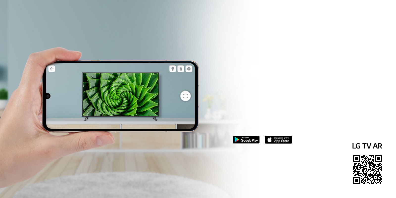 أحد الأشخاص يستخدم تطبيق TV AR من إل جي على الهاتف مع رمز الاستجابة السريعة الذي يربط التطبيق(http://www.lgtvism.com/lgtvar)