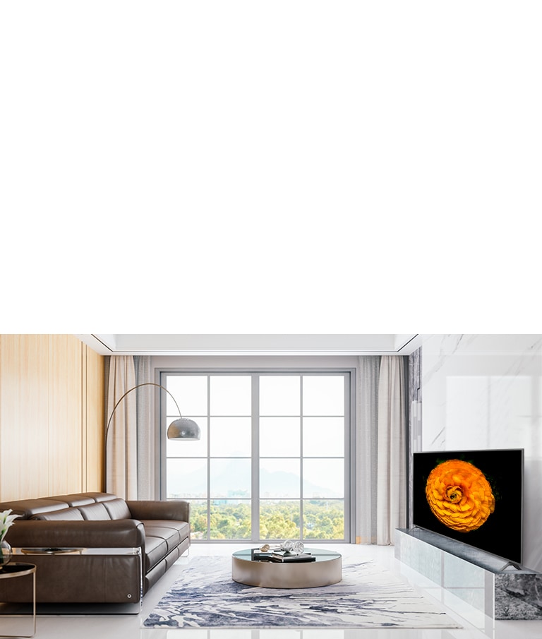 تلفزيون UHD من إل جي مثبت على جدار بغرفة المعيشة مع جزء داخلي صغير. صورة إحدى الورود تظهر على شاشة التلفزيون.