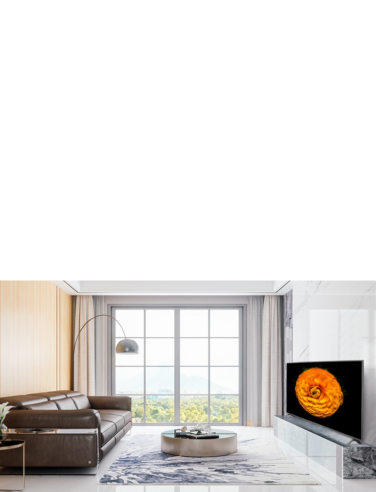 تلفزيون UHD من إل جي مثبت على جدار بغرفة المعيشة مع جزء داخلي صغير. صورة إحدى الورود تظهر على شاشة التلفزيون.