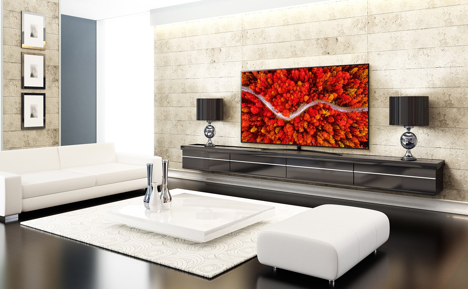 غرفة معيشة فاخرة مع تلفاز يعرض منظراً جوياً للغابات باللون الأحمر. 