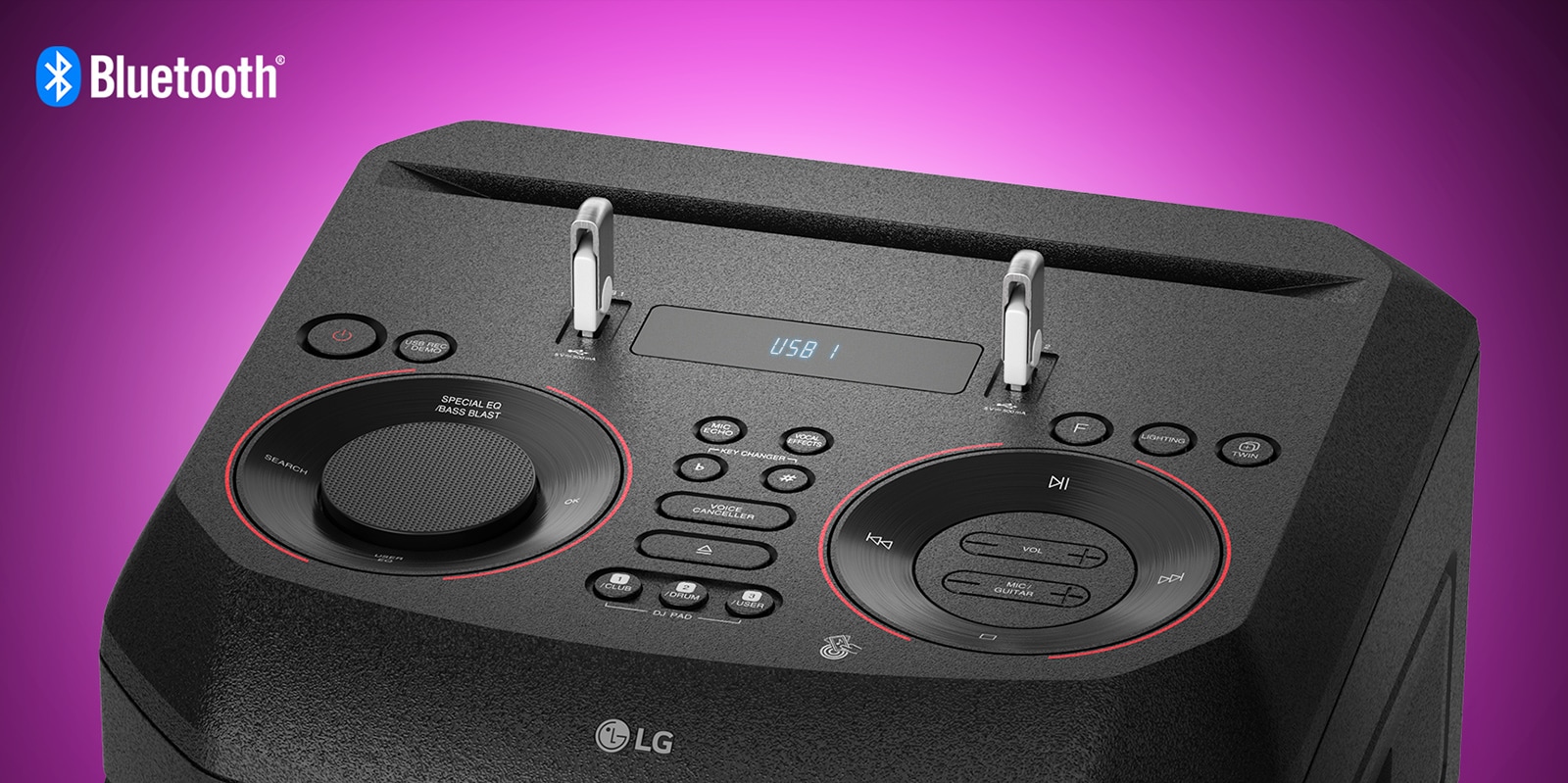 صورة مقربة لعناصر التحكم أعلى جهاز LG XBOOM، مع توصيل جهازي USB. يظهر شعار Bluetooth في الزاوية اليسرى العليا.