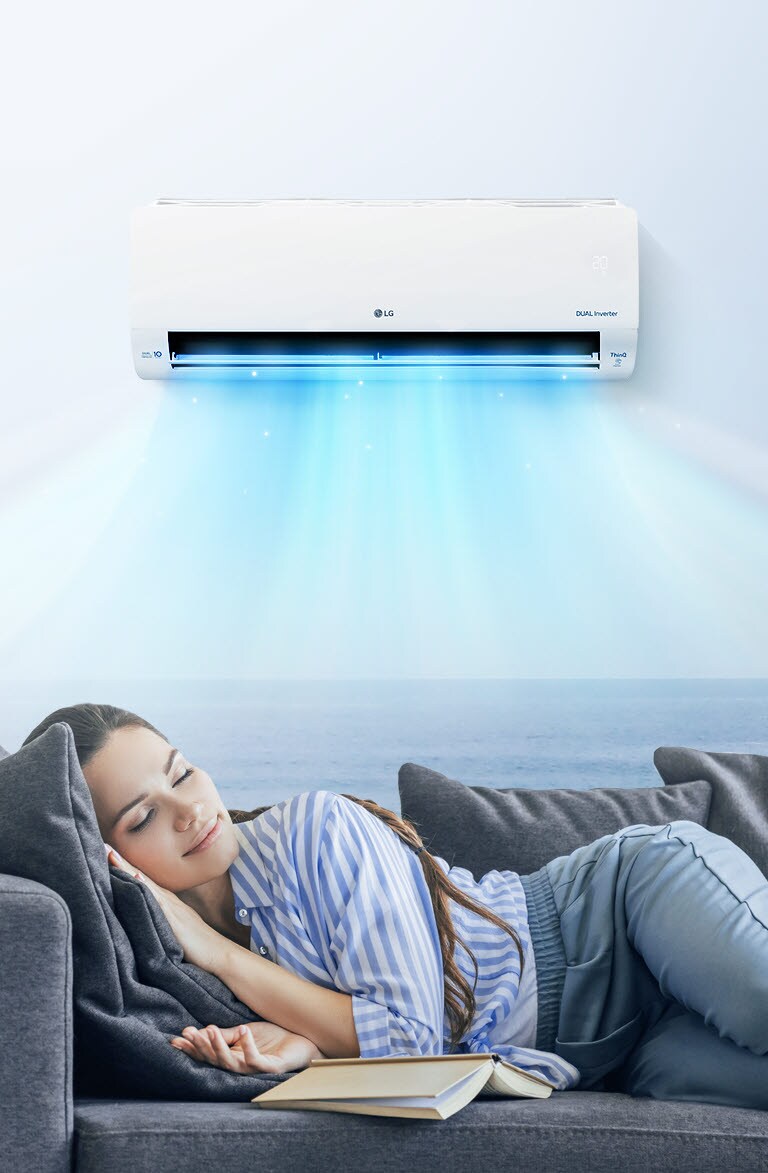امرأة تستلقي بشكل مريح على الأريكة مع قيام مكيف الهواء بنفث الهواء فوقها.