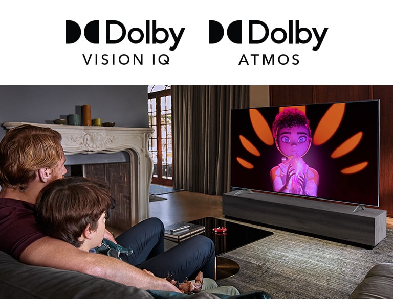 توجد شعارات Dolby Vision IQ و Atmos في خط أفقي.  أسفل الشعارات، يوجد أب وابن جالسان على الأريكة يشاهدان التلفاز يعرض   فتاة   تحمل معدنًا في منتصف خلفية سوداء وبرتقالية. 