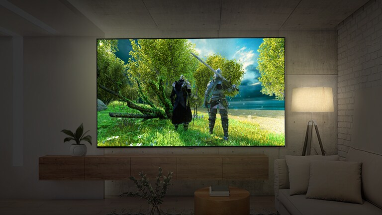 تلفزيون بشاشة كبيرة الحجم معلق على جدار في غرفة مظلمة. يُظهر المشهد منظرا خلفيا لشخصيتين يرتديان درعًا.