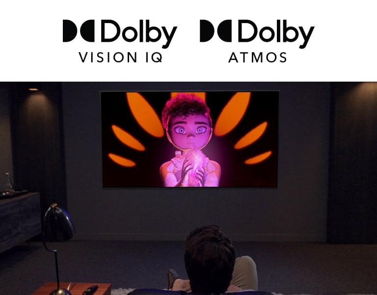 توجد شعارات Dolby Vision IQ و Atmos في خط أفقي.  أسفل الشعارات، يوجد أب وابن جالسان على الأريكة يشاهدان التلفاز يعرض   فتاة   تحمل معدنًا في منتصف خلفية سوداء وبرتقالية. 