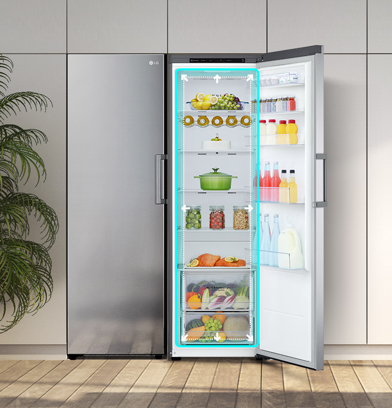 مظهر أمامي للثلاجة داخل المطبخ مع كون الباب مفتوحا وظهور المنتجات بداخلها. يبرز المربع الأزرق الجزء الداخلي مع وجود أسهم متجهة للخارج للإشارة إلى وجود مساحة واسعة بالداخل.