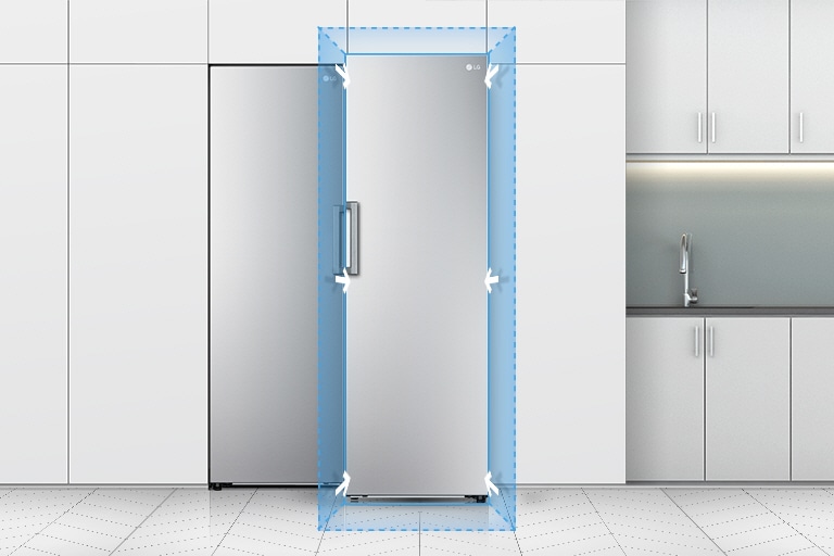 منظر يوضح الجانب الأمامي للثلاجة داخل المطبخ. يوضح المربع الأزرق الكائن على حافة الثلاجة مع الأسهم كيف تتناسب الثلاجة على نحو مثالي مع المطبخ القياسي.