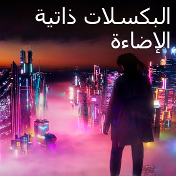 امرأة تنظر أسفل مشهد المدينة مع ظهور لافتات النيون الملونة خلال الليل.